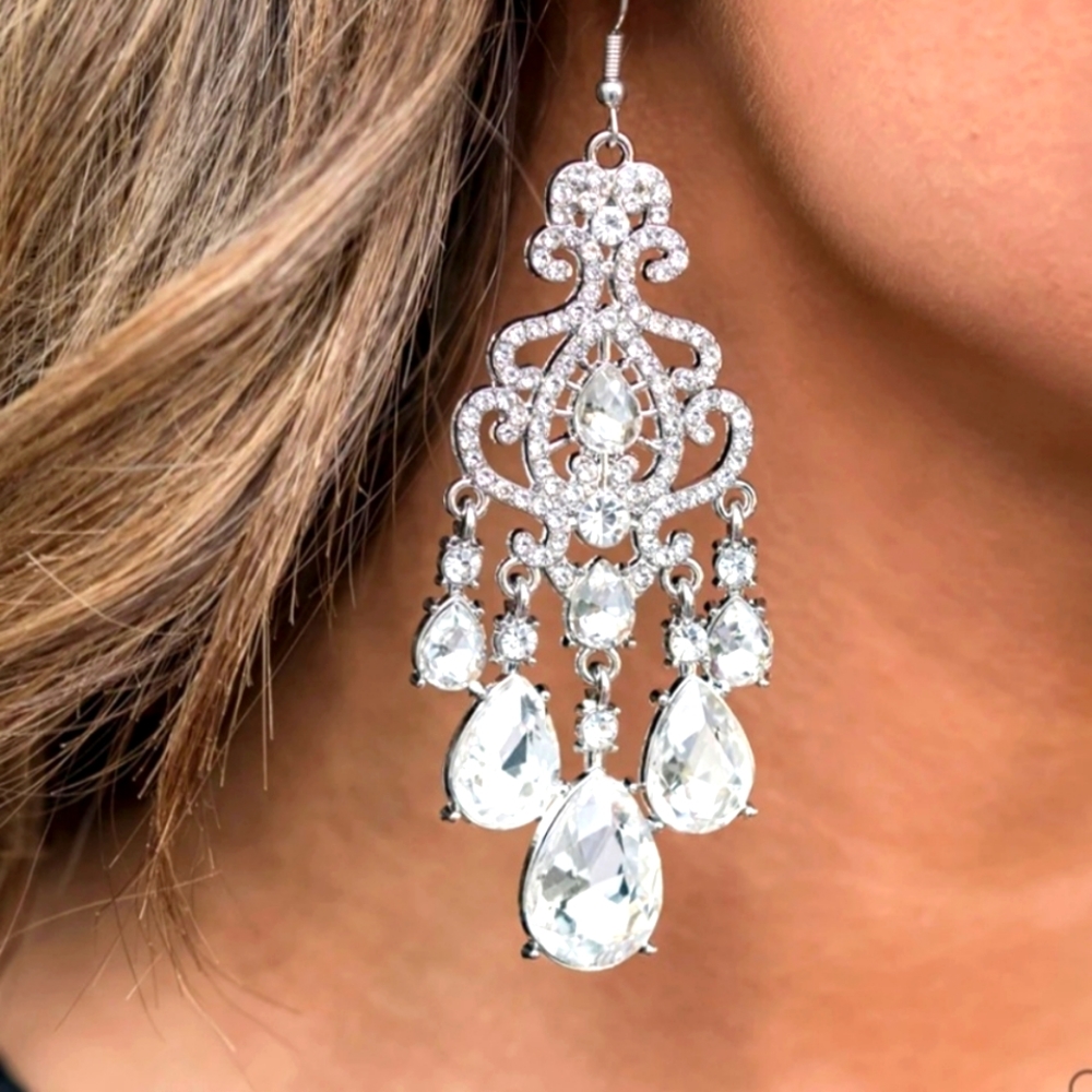 Paparazzi Queen Of All Things Sparkly - White